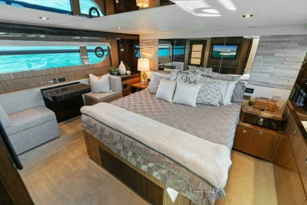 2023 Cruisers Yachts 60