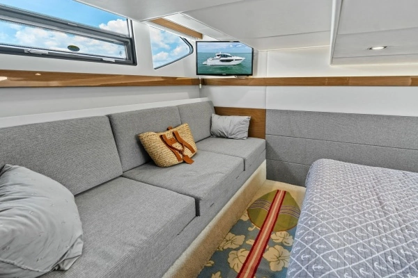 2019 Cruisers Yachts 42