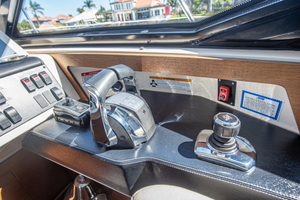 Sea Ray Sundancer 510 Yacht For Sale