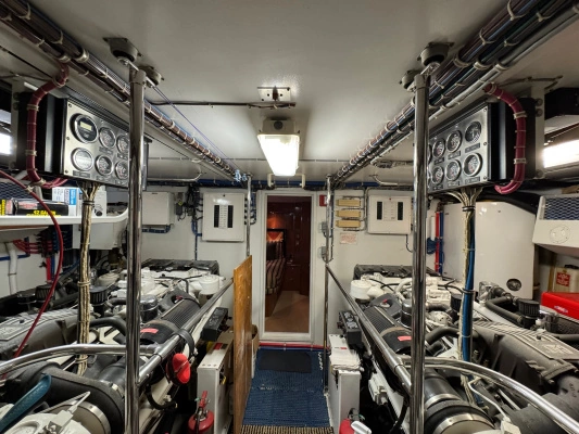 2002 Hatteras 75