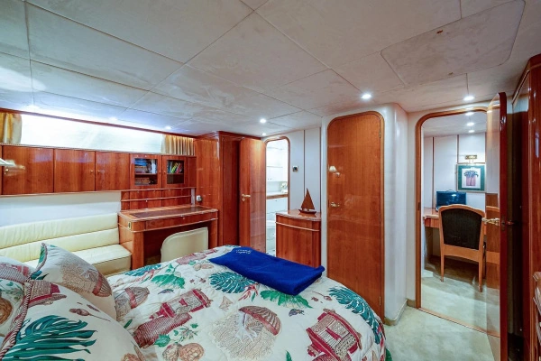 2000 Princess 72