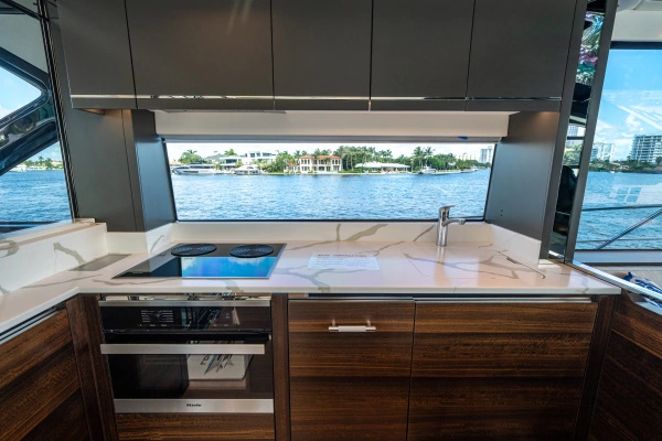 2022 Sunseeker 65