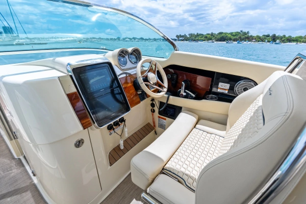 Chris-Craft Launch 35 GT Yacht For Sale