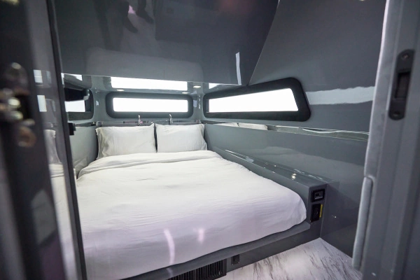 2024 Midnight Express 52