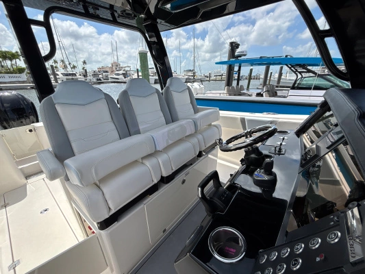 Robalo R360 Yacht For Sale