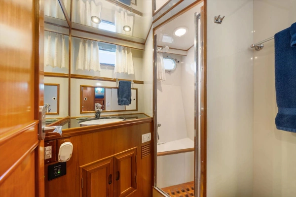 2000 Ocean Alexander 61