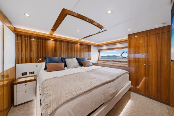 2025 Riviera 72