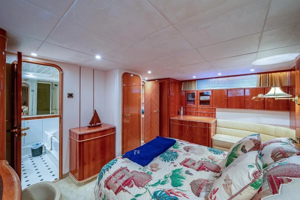 2000 Princess 72