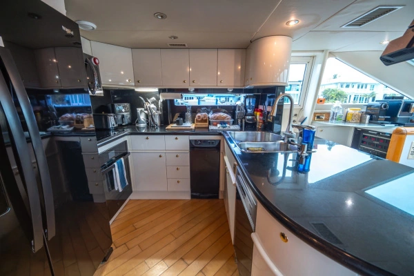 2000 Lazzara Yachts 76