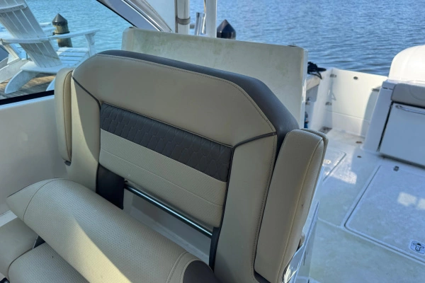 2019 Pursuit 32