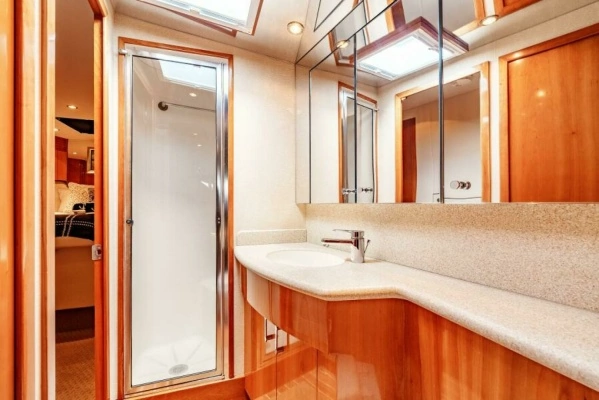 2004 Hatteras 54