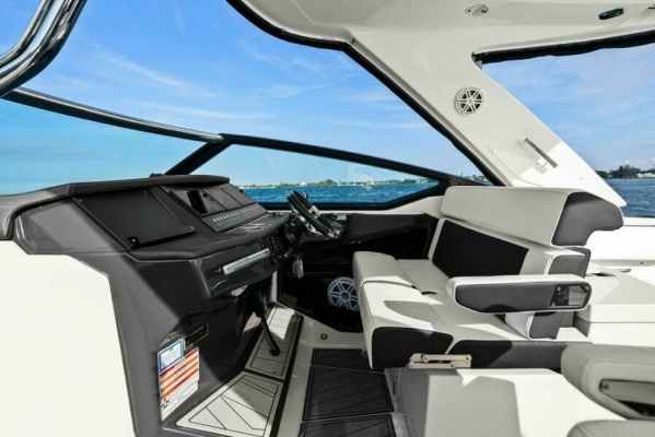 2023 Monterey 385 SS - Helm