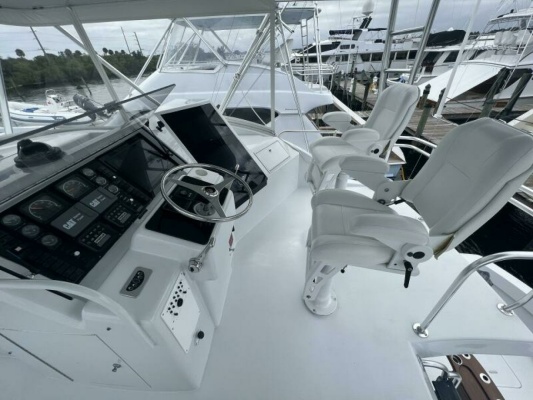 Hatteras SF Down Time - Helm