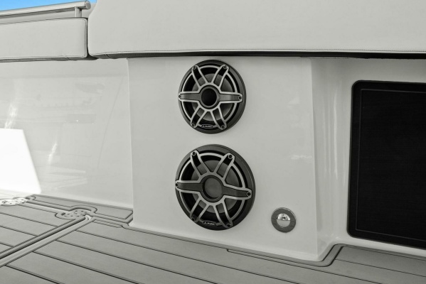 2022 World Cat 400 CC-X - Starboard Side Speakers
