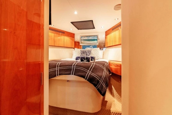 2004 Hatteras 54
