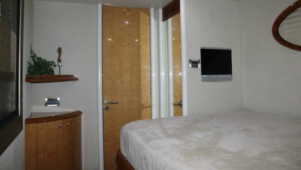 2007 Lazzara Yachts 74