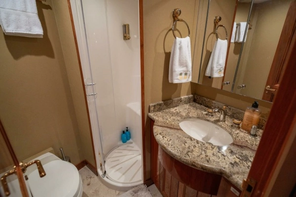 2005 Hatteras 68