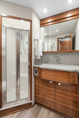Viking 74 Convertible - Ensuite head