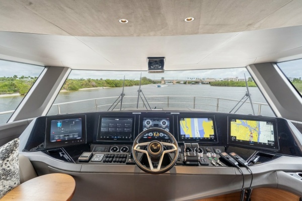 Princess 80 LANIKAI - Pilothouse Helm