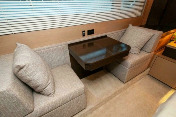 2019 Cruisers Yachts 60