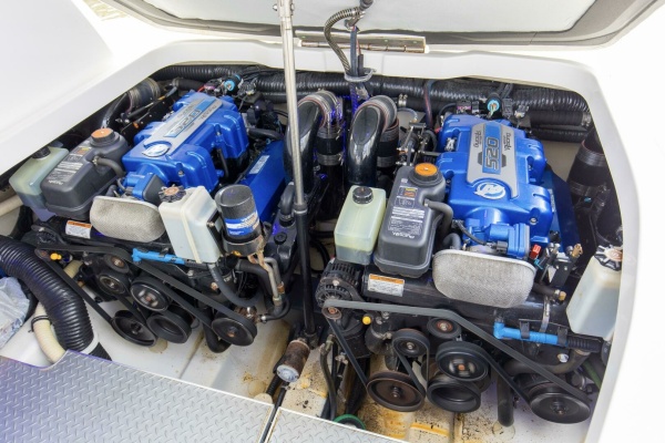 2017 37 Formula 370 SS Bluebird Engine (3)