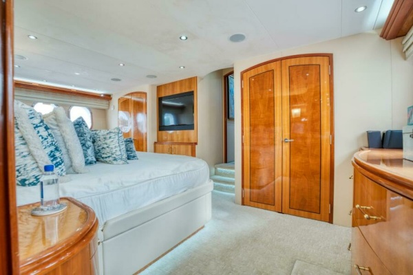 MAJESTIK 80ft Hatteras Yacht For Sale
