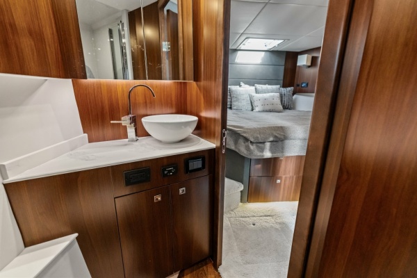 Cruisers 42 SARGAM - Stateroom Head