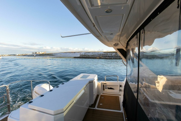 2018 36 Aquila 36 Power Cat Katz Azz Stern (4)