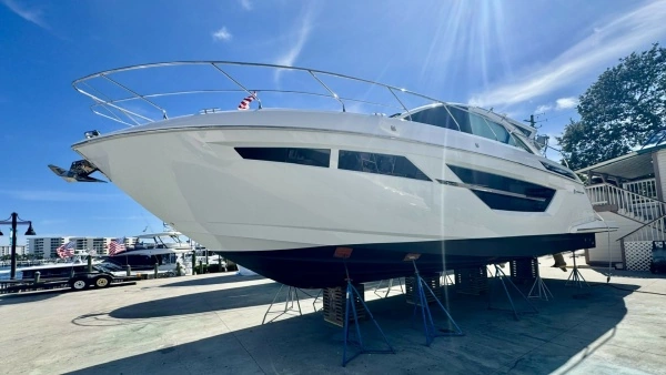 2023 Cruisers Yachts 50