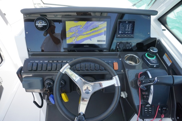 2023 27 Blackfin 272 DC Helm (1)