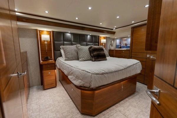 2023 Viking 72