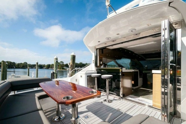 2019 Cruisers Yachts 60