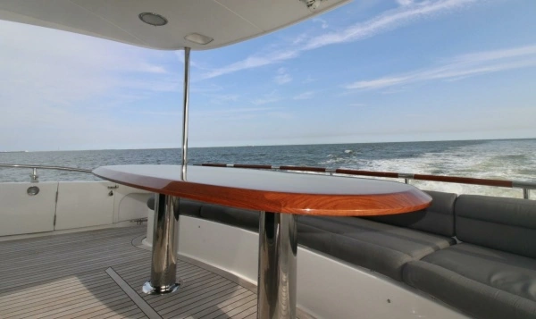 2007 Lazzara Yachts 74