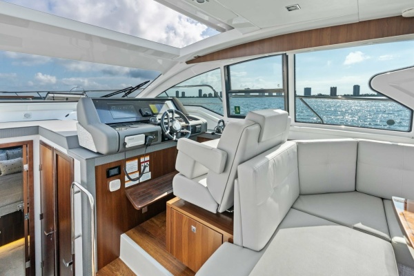 Cruisers 42 SARGAM - Helm