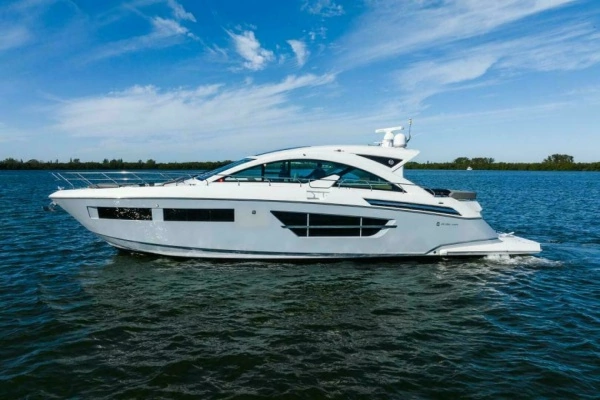 2019 Cruisers Yachts 60
