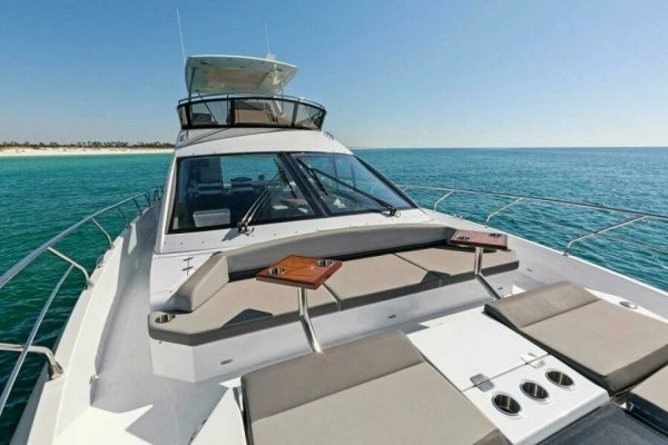 2023 Cruisers Yachts 60