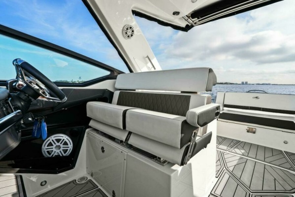 2023 Monterey 385 SS - Helm