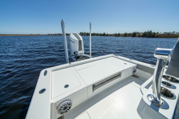 Valhalla V-28 Bay Boat Aft