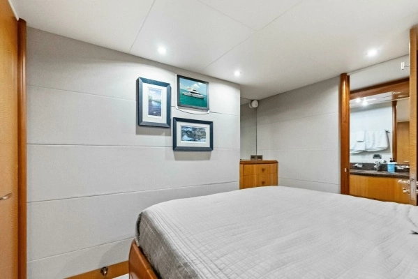 2006 Lazzara Yachts 84