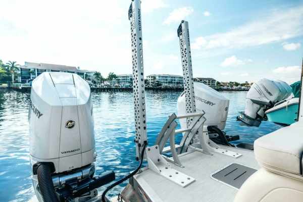 HOLD ON 30ft Bennington Yacht For Sale