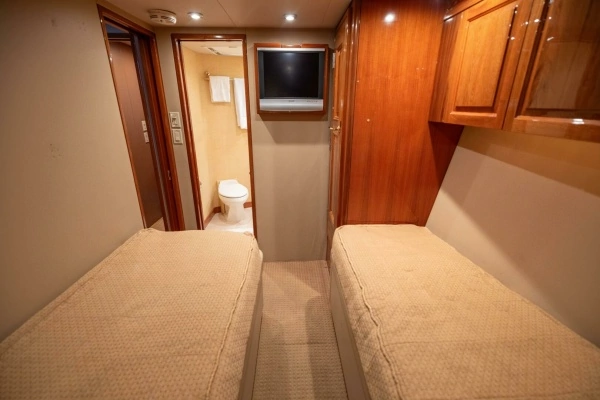 2005 Hatteras 68