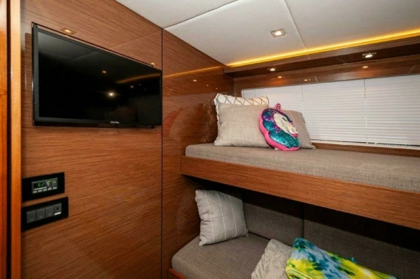 2020 Cruisers Yachts 60