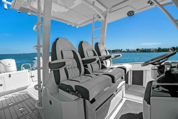 2022 World Cat 400 CC-X - Helm Seating