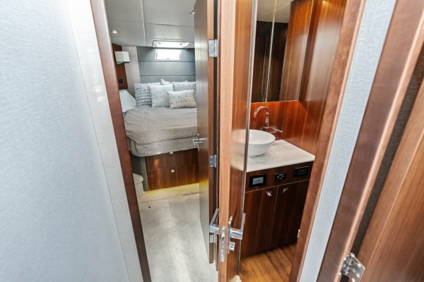 Cruisers 42 SARGAM - Stateroom Head