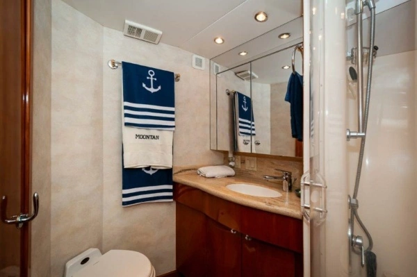 2002 Hatteras 65