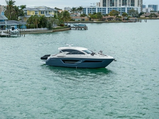 2020 Cruisers Yachts 46
