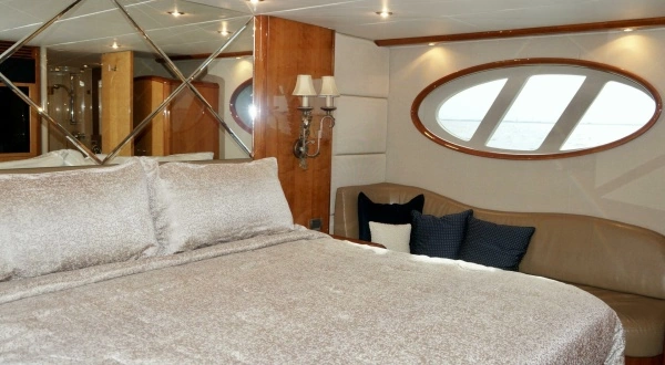 2007 Lazzara Yachts 74