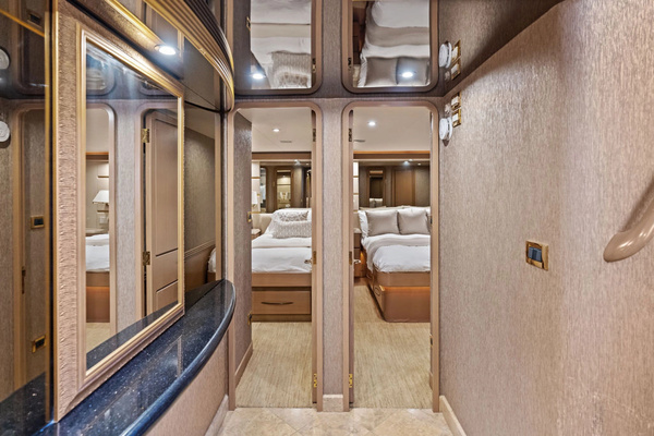 1999 Westport 112