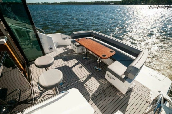 2020 Cruisers Yachts 60