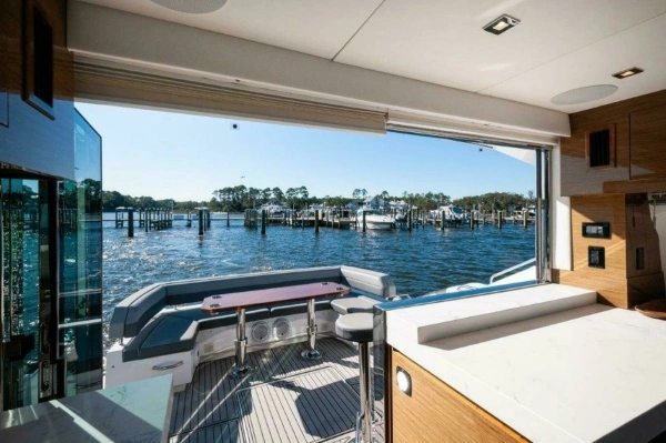 2020 Cruisers Yachts 60